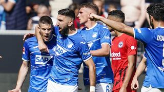 Hoffenheims Torschütze Andrej Kramaric (l) jubelt mit Mannschaftskollegen über das Elfmetertor zum 2:0