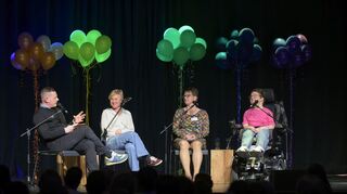 Im Karlstorbahnhof wird das Queer Festival eröffnet. Unter der Moderation von Frederik Busch sprechen Nicoletta Rapetti (BiBeZ), die Kommunale Behindertenbeauftragte Christina Reiß und Nicolas Bellm (PLUS, v.l.) über Inklusion.