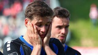 Frust vorm Fan-Block: Auch Alexander Rossipal war sich der Tragweite der Niederlage beim FSV Zwickau bewusst.