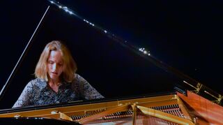 Ganz bei sich und in den Stücken: Hélène Grimaud im Manheimer Rosengarten.
