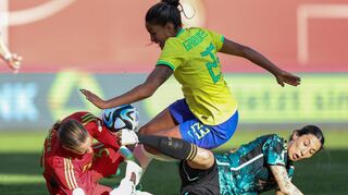 Kräftig zugepackt: Beim 1:2 gegen Brasilien kämpfen am 11. April die deutsche Torhüterin Ann-Katrin Berger und Sara Doorsoun (r.) mit ihrer Gegnerin Gabriela Nunes um den Ball.