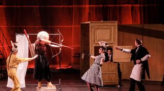 Szene aus der Produktion, die in Schwetzingen im Schlosstheater zu erleben war.