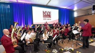 Die Musikvereinigung Neckarhausen hat mit einem Konzert in der Eduard-Schläfer-Halle am Samstag ihren 100. Geburtstag gefeiert.