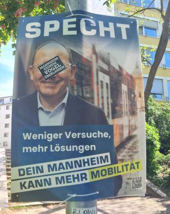 Christian-Specht-Plakat mit Aufkleber auf dem Gesicht.