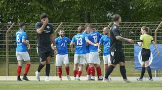 Während die Mannheimer nach Blerton Mucas Treffer zum 1:0 allen Grund zum Jubeln haben, lassen die Heddesheimer die Köpfe hängen.