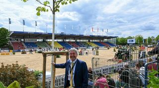 Reitervereinspräsident Peter Hofmann in einer Turnierpause an einem der 13 neu gepflanzten Bäume – eines der vielen Umweltprojekte des Reitervereins.