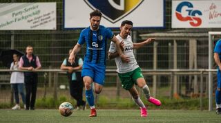 Auch Fußball wurde im Bürstädter Derby gespielt: FSG-Kapitän Nils Schwaier (l.) im Zweikampf mit Eintrachts Hüseyin Tutay.