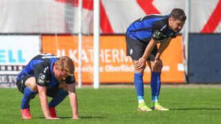 Fridolin Wagner (links) und Julian Riedel nach dem Abpfiff in Zwickau. Mit dem 1:3 bei den Sachsen nahm sich der SV Waldhof selbst aus dem Aufstiegsrennen.