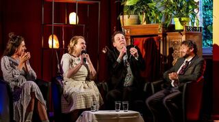 Liedermacher als Talkmaster: Ulrich Zehfuß (2. v. r.) lässt in seiner Songwriter-Show „Ulis Wohnzimmer“ Barbara Greshake aus Köln (v. l.), Gitta de Ridder aus Amsterdam sowie Sebastian Krämer aus Berlin zu Wort kommen.