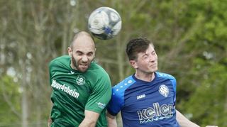 Andreas Heiser (l.) vom TSV Amicitia im Kopfballduell mit Feudenheims Jakob Dreher.