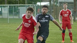 SG-Akteur Bilen Yagiz (Mitte) kommt vor seinem Gegenspieler Jan Kuchenbecker aus Lützelsachsen an den Ball.