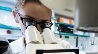 Auch ihre Forschungsausgaben haben die deutschen Unternehmen in den Pandemiejahren kräftig gekürzt.
