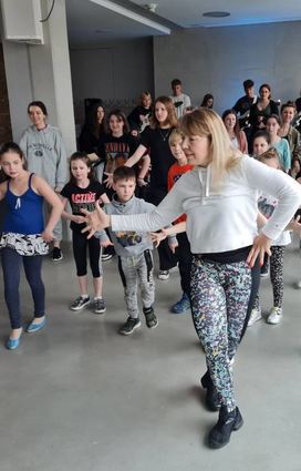 Yuliia Rudnitska übt mit dem Younity-Team einen Tanz ein.