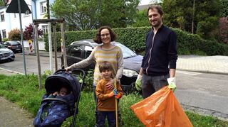 Sind dabei (von links): Louann im Kinderwagen, Tabea, ihr Sohn Gabriel und Frederic Rumm sammeln den weggeworfenen Müll auf den Straßen.