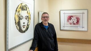 Der Verein Feuerbachhaus zeigt die Ausstellung „Face to Face“ mit Kunstwerken des Künstlers Gerhard Hofmann, der hier vor zwei Farbradierungen steht.