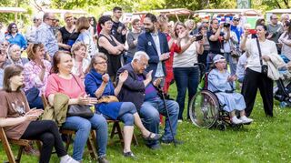 Applaus für das Fest unter dem Motto „Vielfalt tut gut“: Zum fünften Mal wird mit Gruppen und Initiativen gefeiert, die Kulturen quer über den Globus repräsentieren. Der Adenauerpark ist diesmal Schauplatz, hier beklatschen die Gäste einen Beitrag.