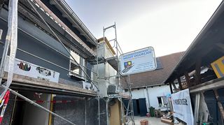 Statt die Treppe hochgetragen zuw erden, kann Frieda nun mit dem Außenlift fahren - hier ein Bild von den Bauarbeiten.
