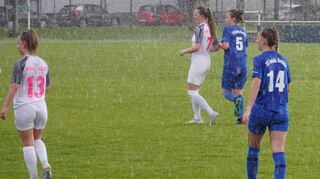Bei starkem Regen spielten die Fußballerinnen von TSV Amicitia und TSV Neuenstein. Letztlich wurde die Partie abgebrochen.