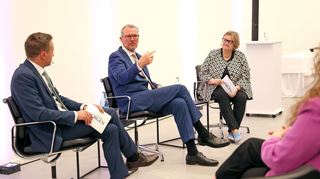 Diskutieren im Peter-und-Traudl-Engelhornhaus. "MM"-Chefredakteur Karsten Kammholz (v.l.n.r.), Arbeitgeberpräsident Rainer Dulger und Wirtschaftsredakteurin Bettina Eschbacher.