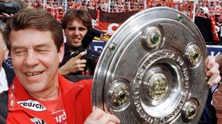 Otto Rehhagel, Trainer des 1. FC Kaiserslautern, jubelt mit der Meisterschale. Vor 25 Jahren gelang das Fußball-Wunder.
