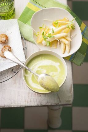 Eine Spargelsuppe ist Nebenprodukt des Spargeldinners.
