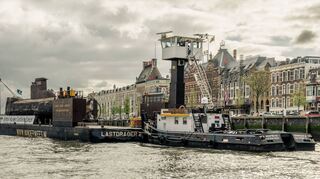 Das U-Boot ist auf das Binnenschiff verladen und startet jetzt in Rotterdam-Dordrecht seine Reise rheinaufwärts.