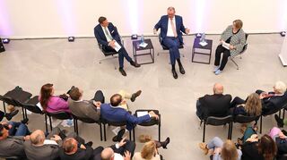 Mannheim. Peter und Traudl Engelhornhaus.
GROSSES MM-EVENT mit Arbeitgeberpräsident Rainer Dulger.

Im Bild: Rainer Dulger, Karsten Kammholz und Bettina Eschbach im Podiumsgespräch.