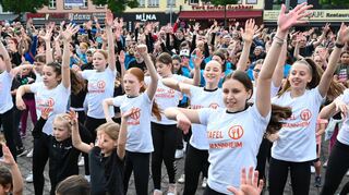 Die Vortänzerinnen heizten auf dem Marktplatz den zahlreich erschienenen Bürgerinnen und Bürgern ein.