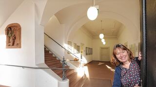 <p>"Hereinspaziert!": Stephanie Liebers, Direktorin der Schloss-Schule Ilvesheim, bittet in das historische Schlossgebäude. Im Hintergrund der repräsentative Aufgang.</p>