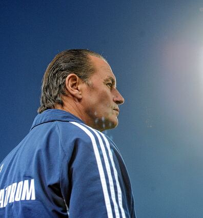 <p>Ein "Jahrhunderttrainer" geht. Nach der jüngsten Negativserie setzt Schalke 04 Huub Stevens vor die Tür.</p>