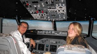 <p>Sicher mit der Boeing 737 in Salzburg gelandet. Flugschul-Chefin Mona Hörig ist zufrieden mit der fliegerischen Leistung von Bürgermeister Michael Grötsch im neuen Flugsimulator am City Airport.</p>