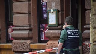 Der Tatort in der Mittelstraße wird von der Polizei untersucht.