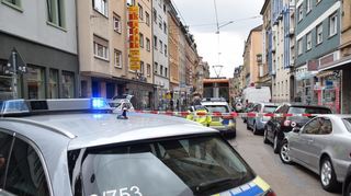 Während die Rettungskräfte im Einsatz waren, wurde die Mittelstraße für den Straßenbahn- und Individualverkehr in der Neckarstadt-West gesperrt.