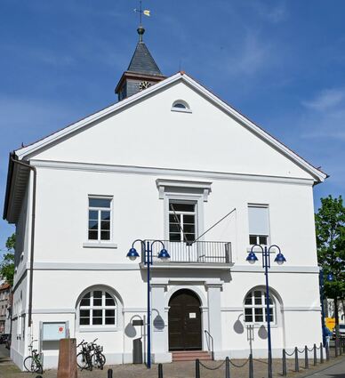 Komplett saniert einschließlich Glockentürmchen: Das Rathaus Käfertal wird am Samstag offiziell wieder der Öffentlichkeit übergeben.