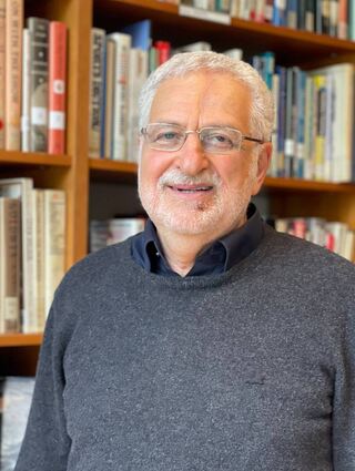 Der Psychologe Illia Mstibovskyi (70) unterstützt geflüchtete Ukrainerinnen, in dem er pro Woche zwei Gesprächskreise im Deutsch-Amerikanischen Institut und im Bürgerhaus Schlierbach anbietet.