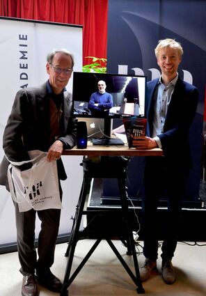 Roberto Rizzi Brignoli im Kasten: Albrecht Puhlmann, Fritjof von Gagern und eine Videobotschaft des GMD.