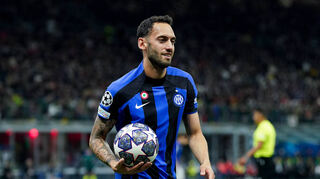 Hakan Calhanoglu mit dem Champions-League-Ball in der Hand. Der Mannheimer steht kurz vor dem Finaleinzug.