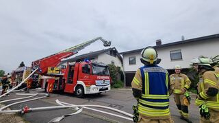 Die Feuerwehr Hirschberg bei den Löscharbeiten des Dachstuhlbrandes.