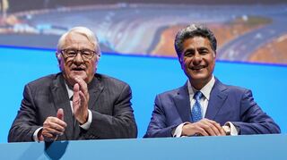 SAP-Aufsichtsratsvorsitzender Hasso Plattner (l.) und Punit Renjen in der Mannheimer SAP Arena. Renjen soll ab Mai 2024 das Gremium leiten.