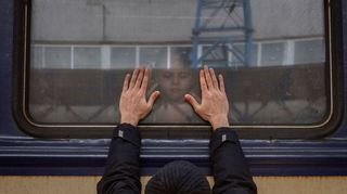 Geflüchtete aus der Ukraine haben oft schlimmer Ereignisse zu verarbeiten: Ein Mann verabschiedet sich hier von seiner fünfjährigen Tochter am Bahnhof von Kiew.