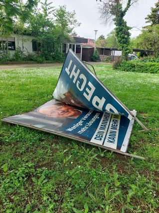Das zerstörte Großplakat des OB-Kandidaten Christian Specht im Mannheimer Stadtteil Wallstadt.
