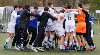 „Wir wollen ein Team sein“: Die U16 des SV Waldhof feiert gemeinsam einen Sieg.