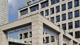 Der Hauptsitz der VR Bank Rhein-Neckar in der Mannheimer Augustaanlage. Die Genossen haben 2022 einen niedrigeren Gewinn erwirtschaftet.