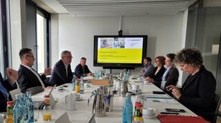 Die Verwaltung beim Arbeiten: Der OB ist Chef von knapp 8700 Mitarbeiterinnen und Mitarbeitern. Hier der Lenkungskreis Masterplan Mobilität.