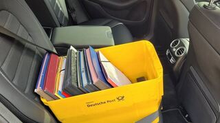 Die legendäre Postkiste: Was der OB tagsüber nicht schafft, nimmt er abends mit nach Hause – und bringt es morgens erledigt wieder mit.