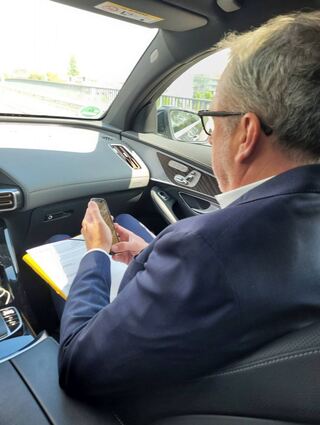 Wichtigstes Arbeitsmittel: Das Smartphone ist Segen und Fluch zugleich. Für den OB ist es „fast schon ein Körperteil“.
