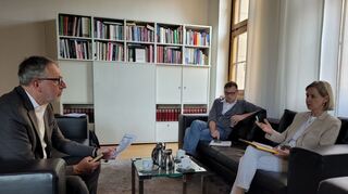 Jeden Donnerstagmorgen trifft sich der OB mit den Personen, die für seine Medienkommunikation verantwortlich sind: Ralf Walther, dem Chef des städtischen Medienteams, und Monika Enzenbach, seiner persönlichen Sprecherin.