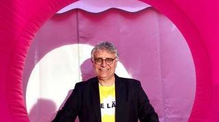 Kunststaatssekretär Arne Braun im „Popländ“-Shirt.