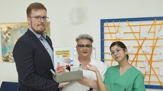 Dank an die Pflegekräfte im St.-Marienkrankenhaus: Klinikleiter Thomas Hauck (l.) überreicht Irena Wolf (Mitte) und Marieteresa Sinatra anlässlich des internationalen Tags der Pflege einen Präsentkorb.