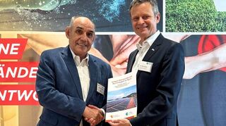 Gerhard Schäfer (links Vizepräsident Bildung und Qualifizierung beim Badischer Sportbund Nord) und Dr. Bernd Welz (Vorstandsvorsitzender Klimastiftung für Bürger) unterzeichneten die Kooperationsvereinbarung
